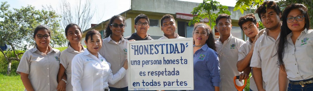 Jóvenes de ITESCO, realizan carteles para concientizar sobre la ética