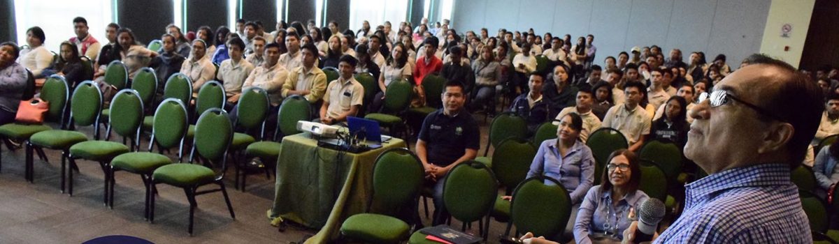 Administradores participan en conferencias magistrales