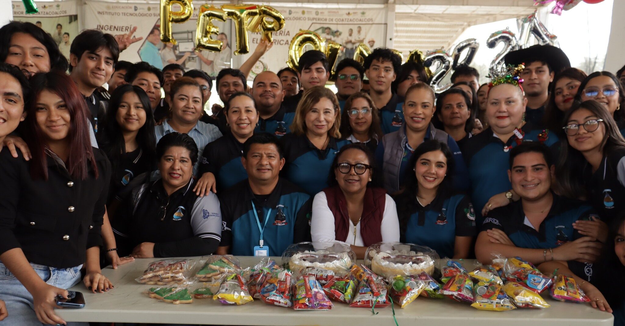 Estudiantes de Ingeniería Petrolera festejan en armonía el cierre de semestre