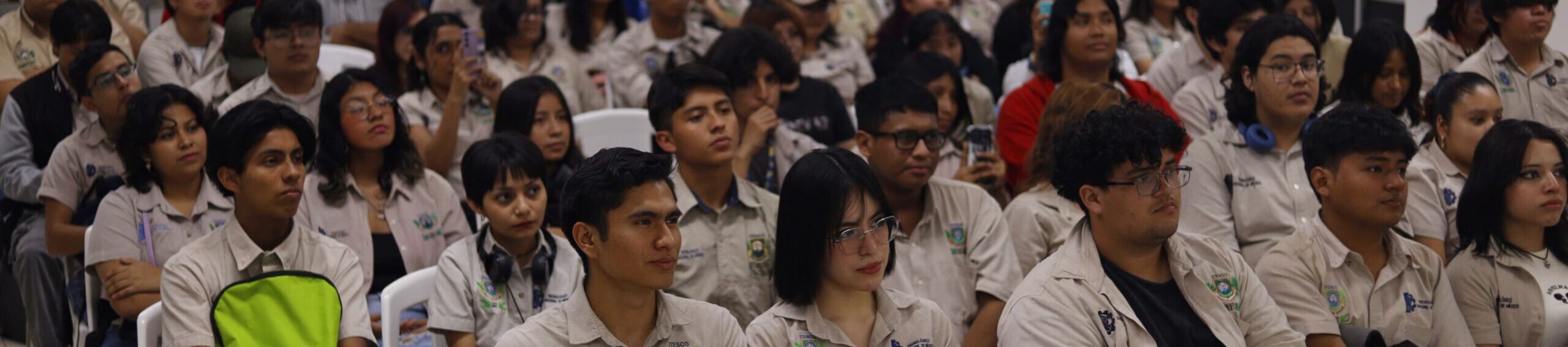 Estudiantes de ITESCO reciben conferencia de actos de doblaje Mario Filio