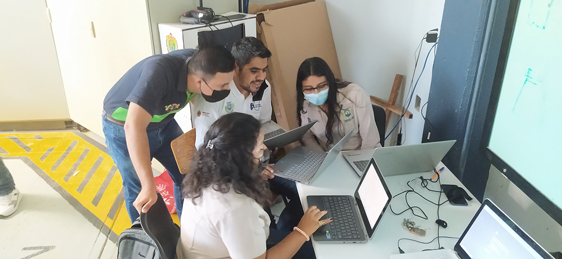 Estudiantes de ITESCO participan en creación de urna electrónica