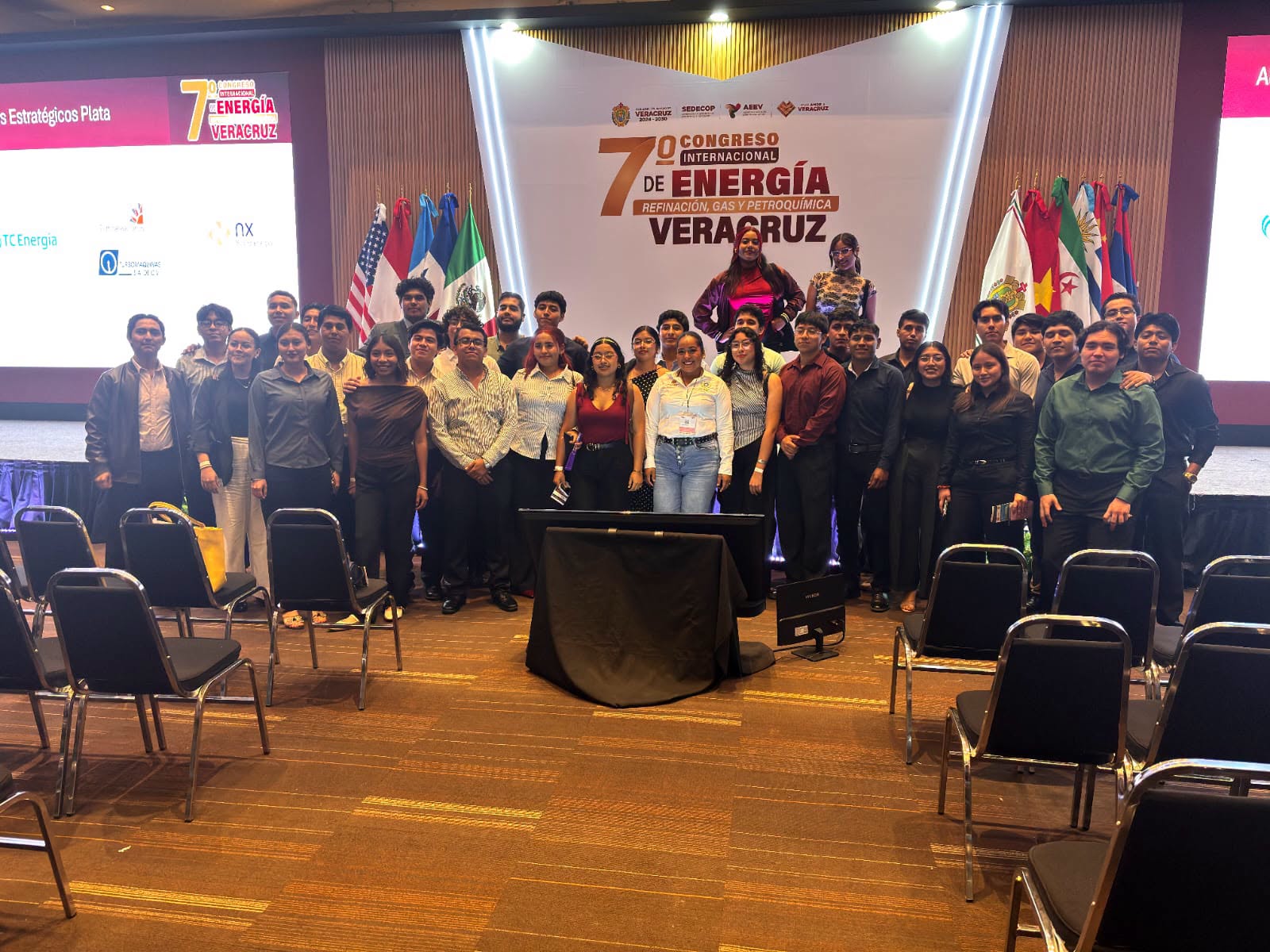 𝐄𝐬𝐭𝐮𝐝𝐢𝐚𝐧𝐭𝐞𝐬 𝐝𝐞 𝐈𝐧𝐠𝐞𝐧𝐢𝐞𝐫𝐢́𝐚 𝐏𝐞𝐭𝐫𝐨𝐥𝐞𝐫𝐚 𝐟𝐨𝐫𝐭𝐚𝐥𝐞𝐜𝐞𝐧 𝐬𝐮 𝐟𝐨𝐫𝐦𝐚𝐜𝐢𝐨́𝐧 𝐩𝐫𝐨𝐟𝐞𝐬𝐢𝐨𝐧𝐚𝐥 𝐞𝐧 𝐞𝐥 𝟕° 𝐂𝐨𝐧𝐠𝐫𝐞𝐬𝐨 𝐈𝐧𝐭𝐞𝐫𝐧𝐚𝐜𝐢𝐨𝐧𝐚𝐥 𝐝𝐞 𝐄𝐧𝐞𝐫𝐠𝐢́𝐚, 𝐆𝐚𝐬 𝐲 𝐏𝐞𝐭𝐫𝐨𝐪𝐮𝐢́𝐦𝐢𝐜𝐚